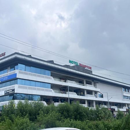 Hotel Hampton Vyara Екстер'єр фото