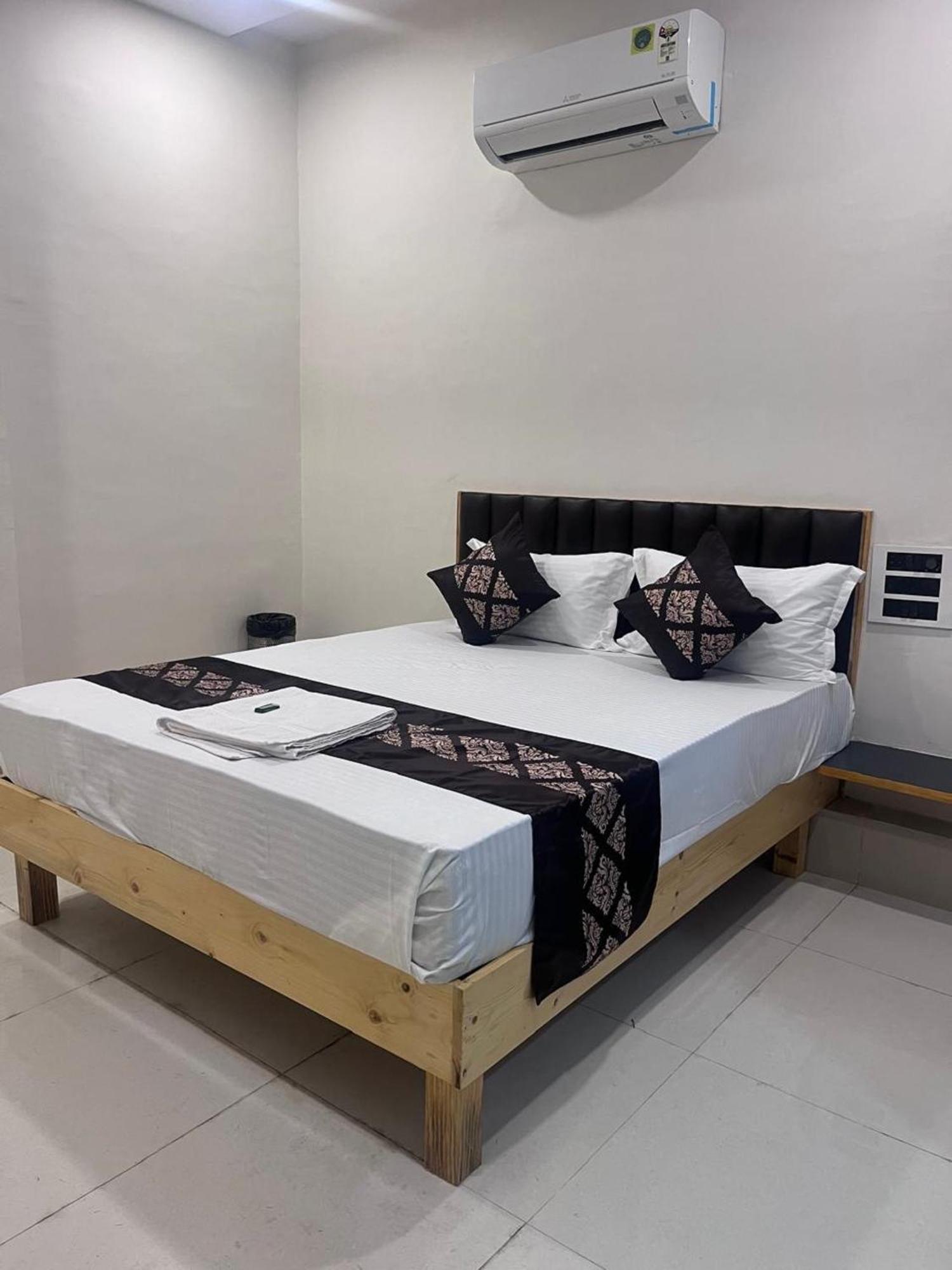 Hotel Hampton Vyara Екстер'єр фото